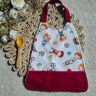 Bavoir élastique motifs foot